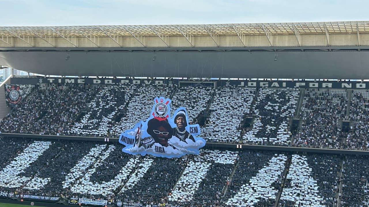 Fiel faz mosaico em homenagem a torcedoras negras do Corinthians; confira