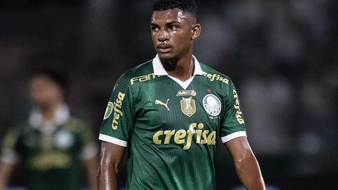 Luís Guilherme, do Palmeiras, chega a Londres para fazer teste com o time da Premier League