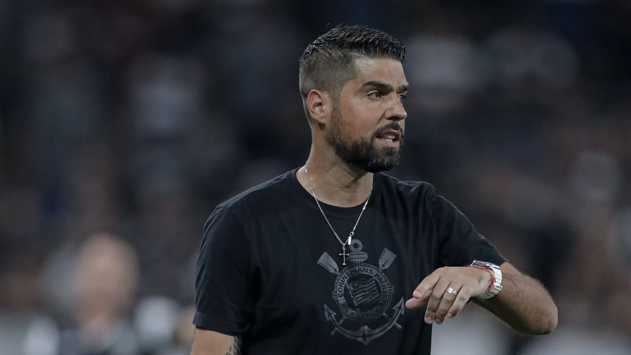 Na zona de rebaixamento, Corinthians faz planos e prioriza janela de transferências