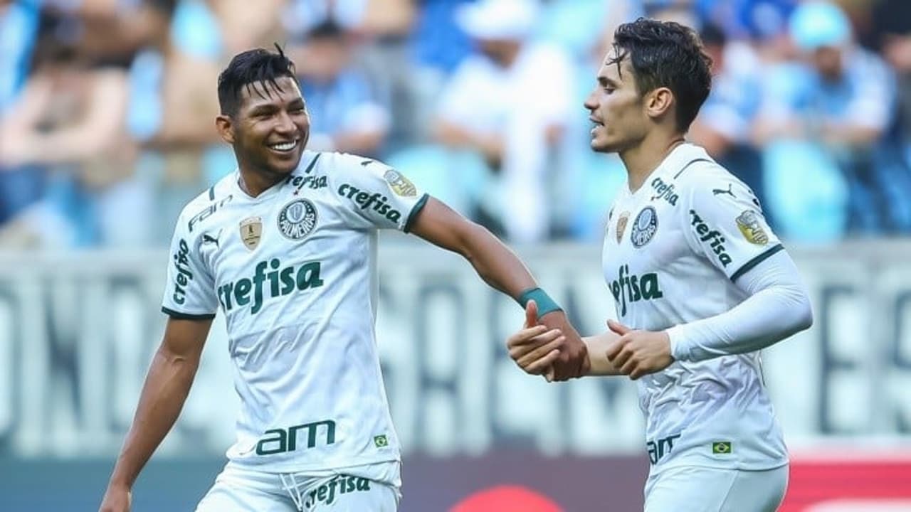 Torcedores acusaram Crisciuma de atuação do Palmeiras e perderam a paciência com Ronnie e Veiga