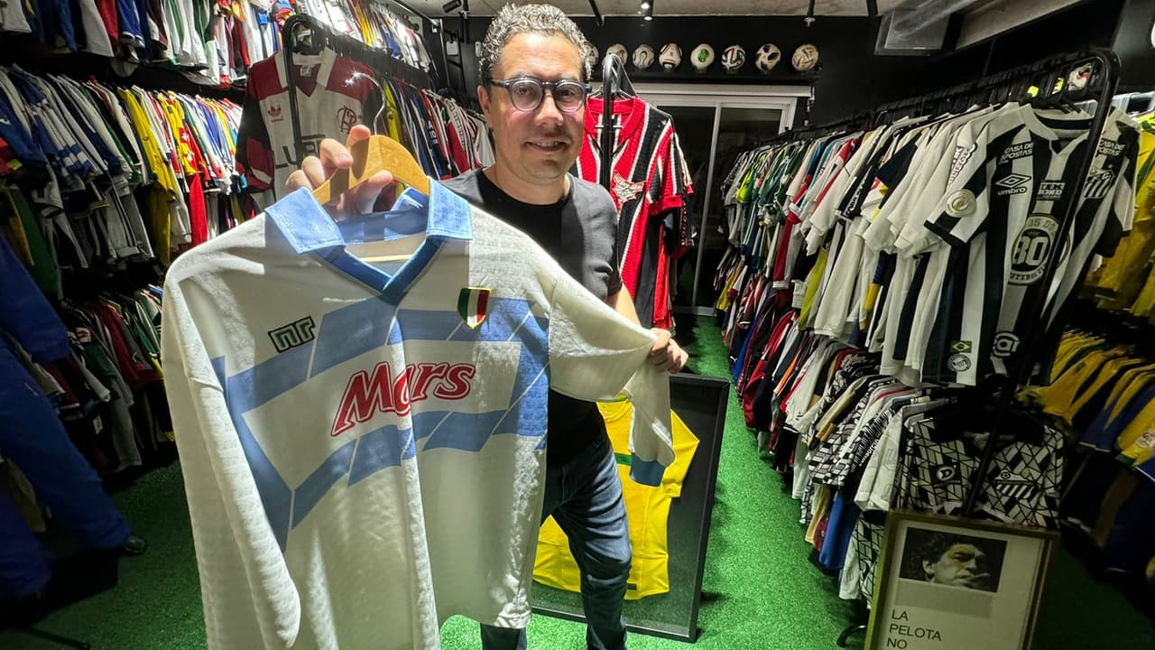 O recordista mundial do Guinness usa camisas que valem até Rs 40 mil, uma camisa rara do Pelé e uma camisa histórica do Cássio