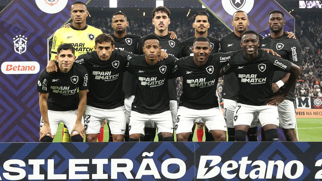 Atacante afirma que fica no Botafogo: ‘Estou muito feliz’