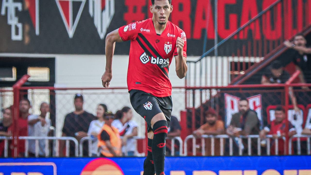 Segundo zagueiro com mais participações em gols em 2024, Alix Vinicius, do Atlético-GO, revela inspiração na carreira