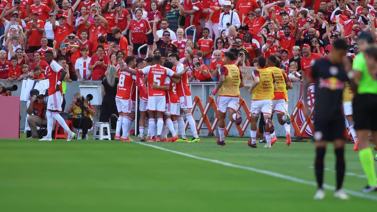 Internacional vence RB Bragantino e amplia invencibilidade no Campeonato Brasileiro