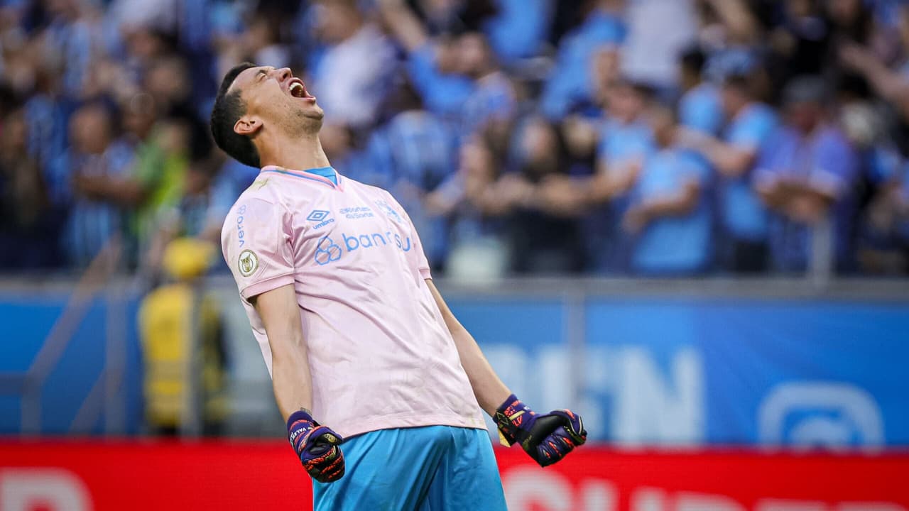 Marchesín defende pênalti e torcedores do Grêmio vão à loucura: ‘Gigante’