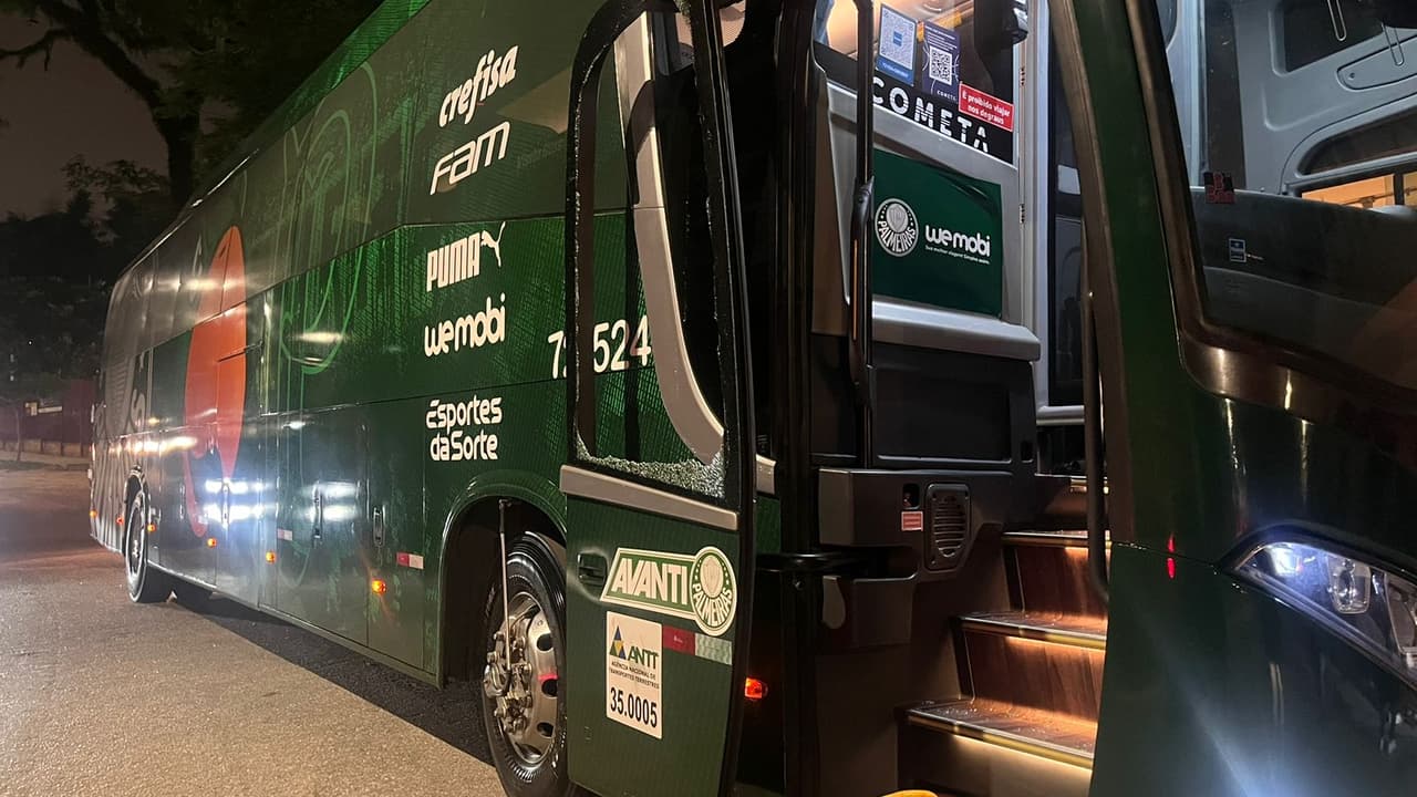 Ônibus da equipe feminina campeã do Palmeiras é apedrejado