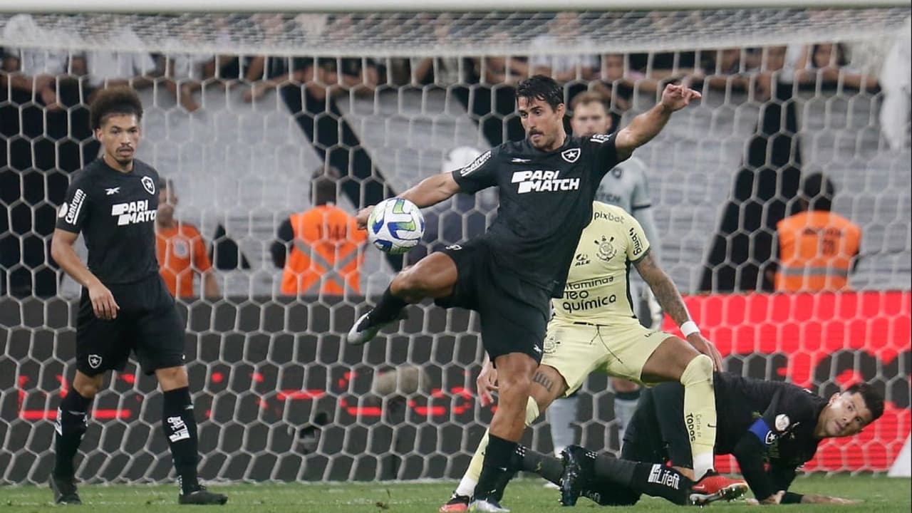 Botafogo enfrenta o Corinthians e pode recuperar a liderança do Brasileirão