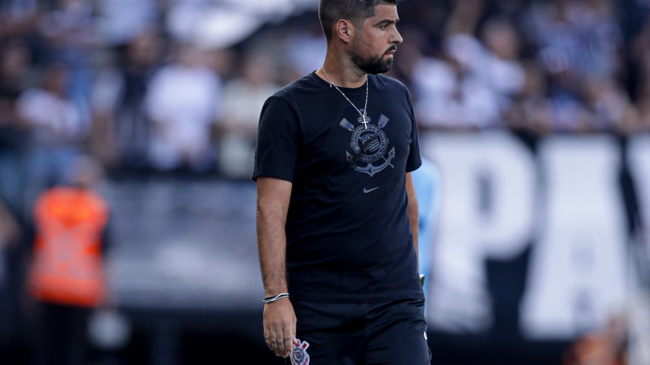 Torcedores do Corinthians irritados com derrota do Botafogo e criticam Antônio Oliveira: ‘time mal treinado’