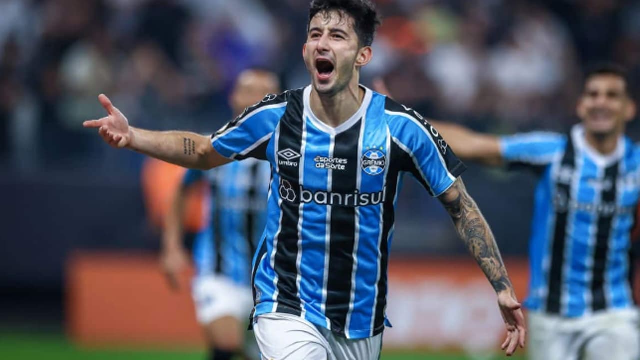 Voo com selecionáveis do Grêmio desembarca em Porto Alegre