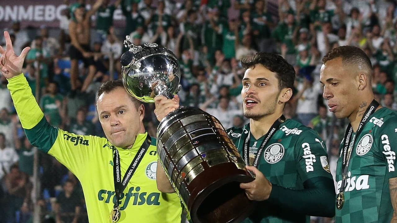 Dois anos depois do gol histórico no Palmeiras, Rafael Veiga voltou ao Centenário de Montevidéu