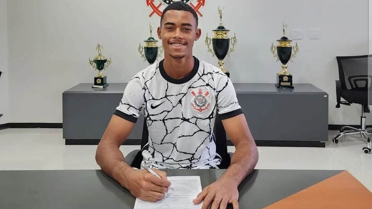 Goleiro com experiência na seleção assina primeiro contrato com o Corinthians e enfrenta multa milionária