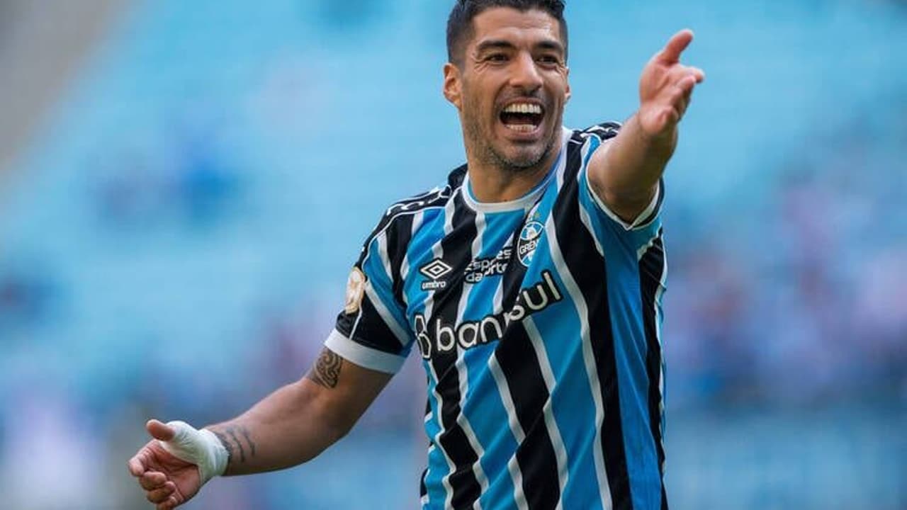 Suárez poderia anunciar sua aposentadoria e ingressar em outro time?   A lei define se é permitido.