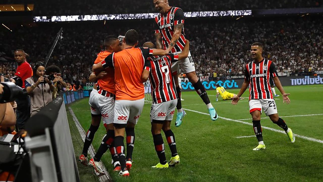 São Paulo encerra suspensão em Itaquera e derrota o Corinthians no Paulista