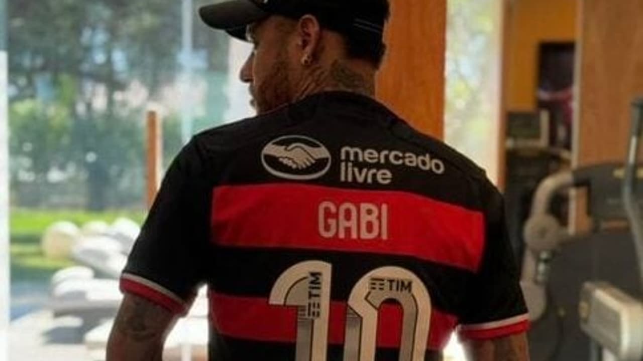 Neymar postou foto sua vestindo a camisa do Flamengo nas redes sociais e deixou torcedores emocionados