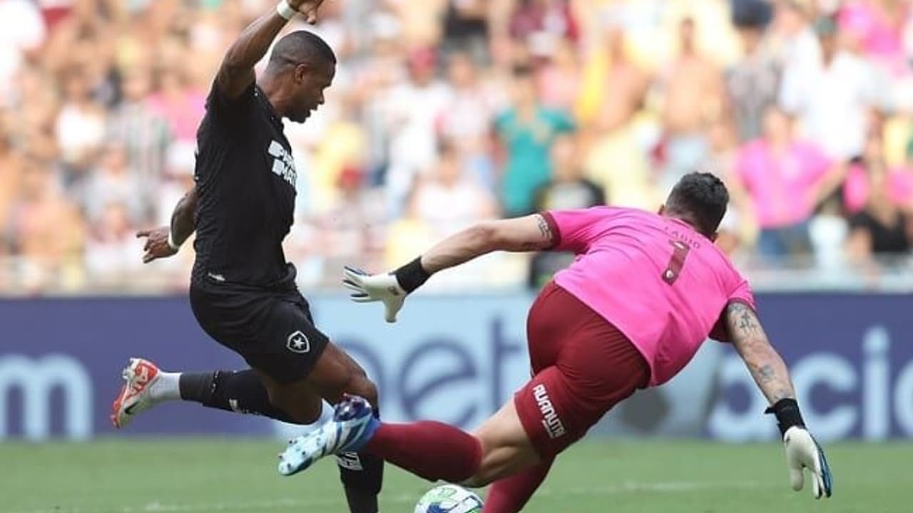 Júnior Santos brilha em campo e é destaque na vitória clássica do Botafogo contra o Fluminense