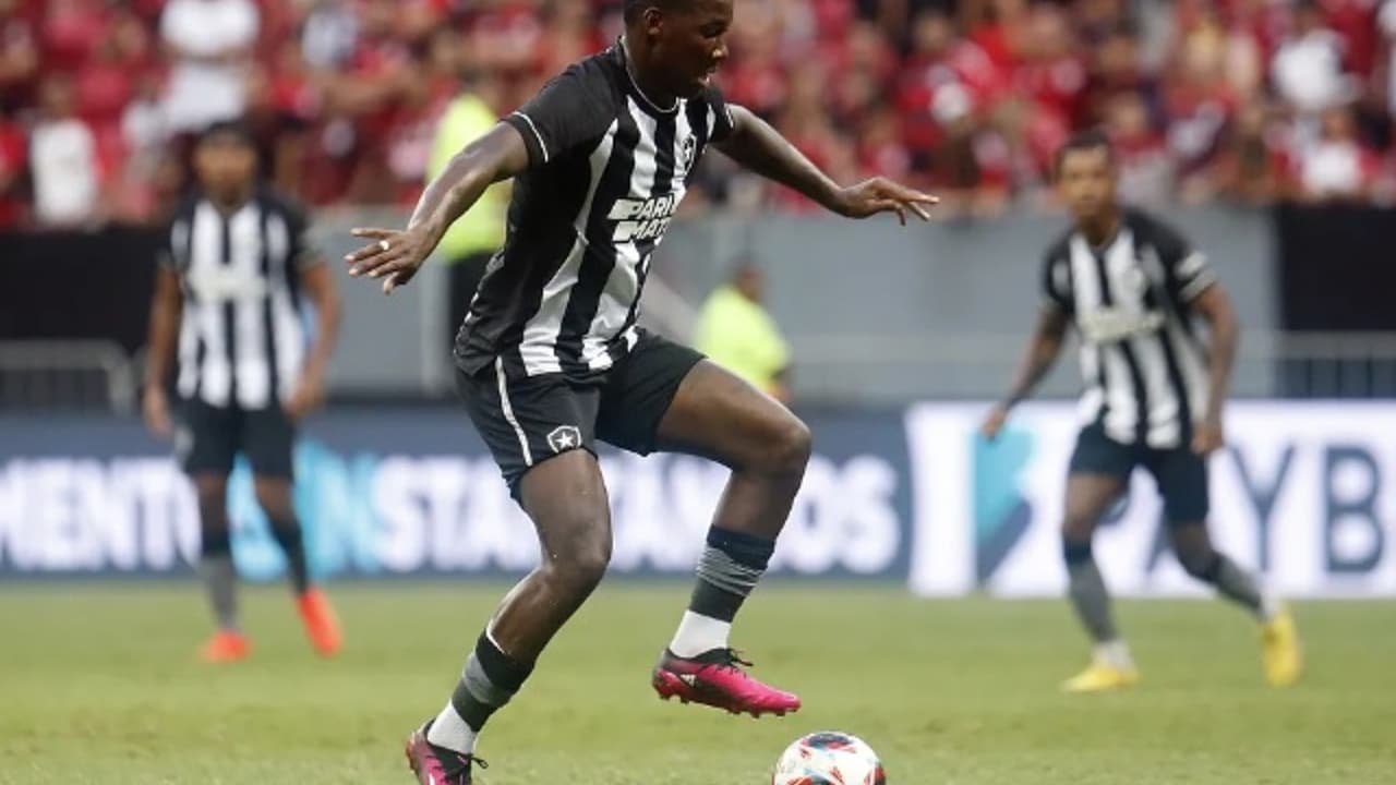 Patrick de Paula vem reclamando de dores no joelho direito e se tornou um problema para o Botafogo.