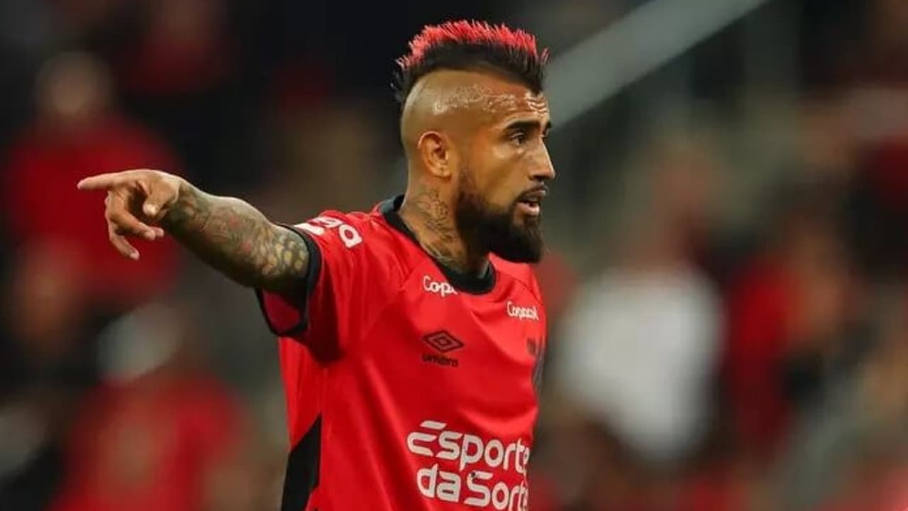 Técnico Athletico-PR explicou a utilização de Vidal como titular contra o Vasco