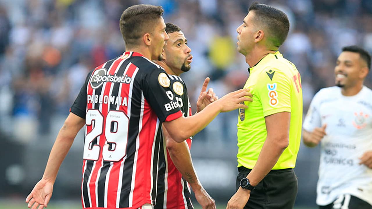 Torcida organizada do São Paulo ‘deixou de comemorar’ após sessão de fotos, provocando torcida corinthiana: ‘Mostra felicidade com MC Pipokinha’