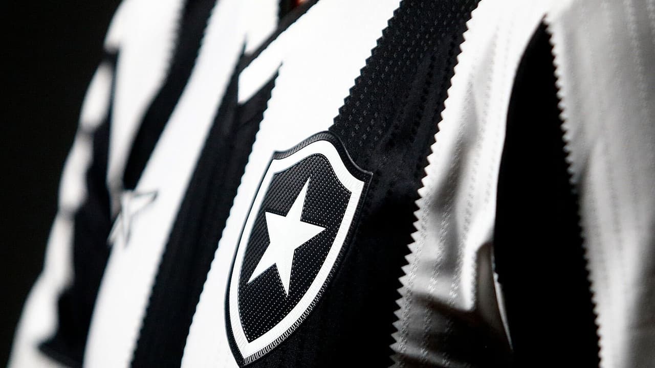 A camisa do Botafogo foi vendida online e torcedores lotaram shoppings;   assistir