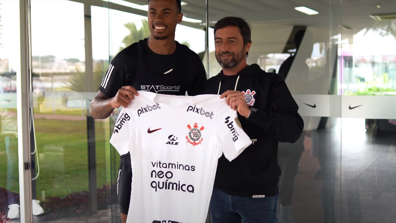 Zagueiro do Arsenal visita CT do Corinthians e revela sonho de salvar clube