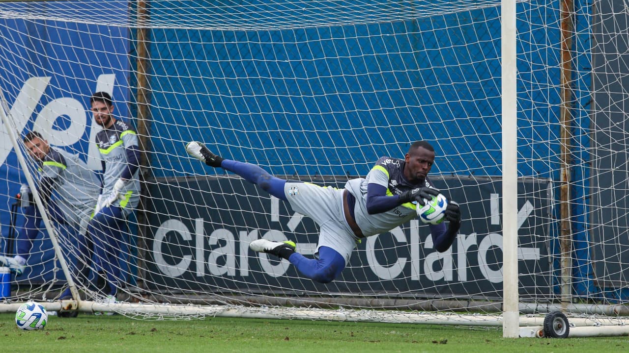 Grêmio sai do mercado, planeja renovação de contrato de Caíque e procura outros goleiros