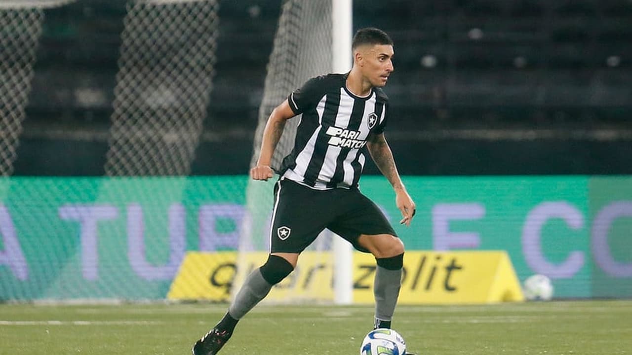 Victor Cuesta não volta a atuar e deve deixar o Botafogo