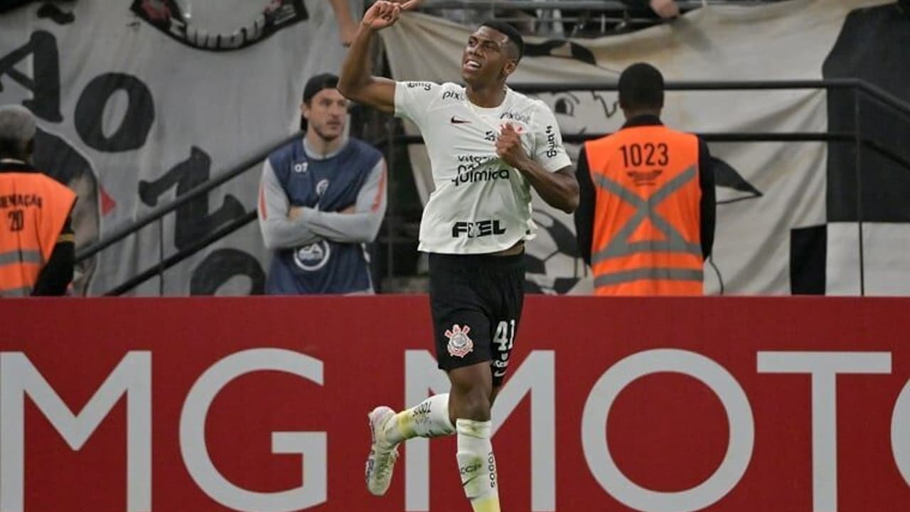 Atuação: Felipe Augusto decide aproveitar a oportunidade e estrear pelo Corinthians no Sul-Americano.