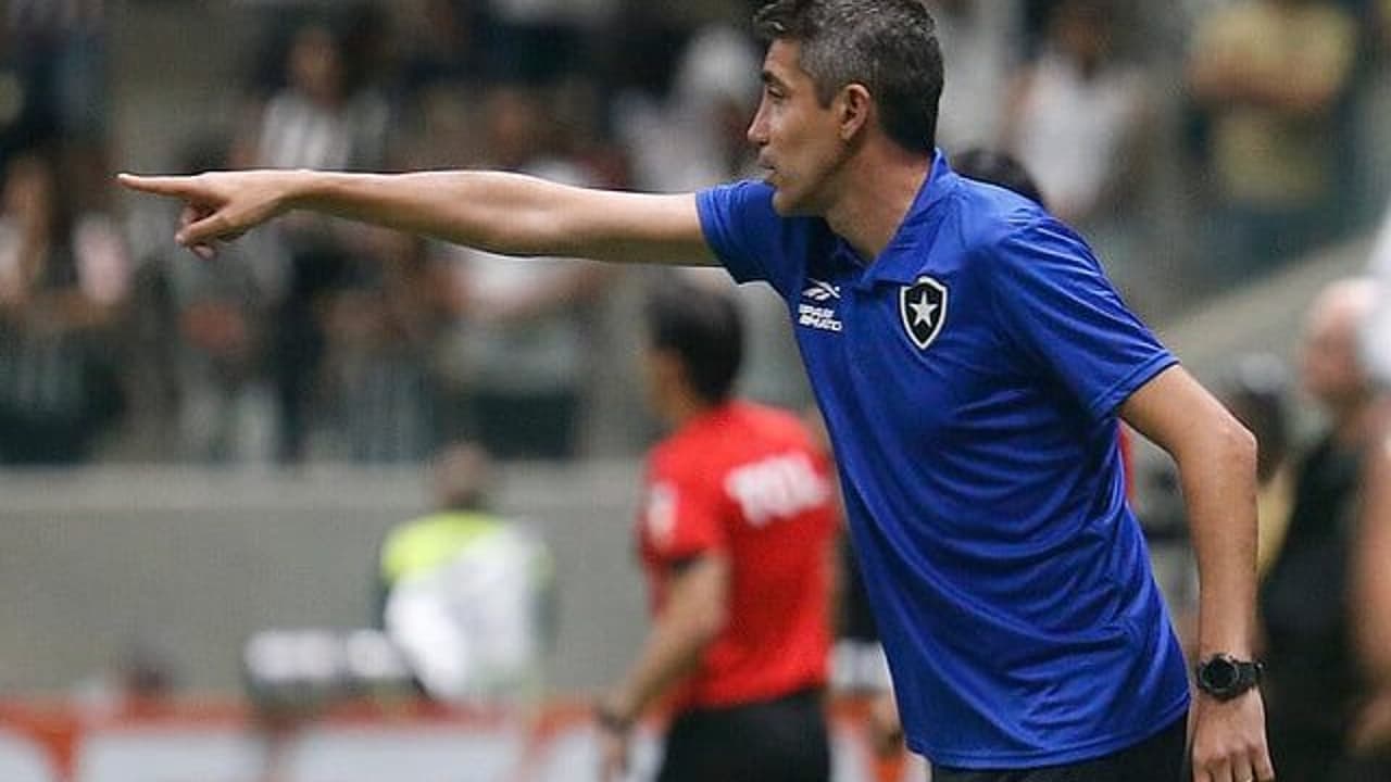 Bruno Lage criticou a arbitragem que impediu o Botafogo de marcar, dizendo que 'erros mantêm o Brasileirão vivo'.