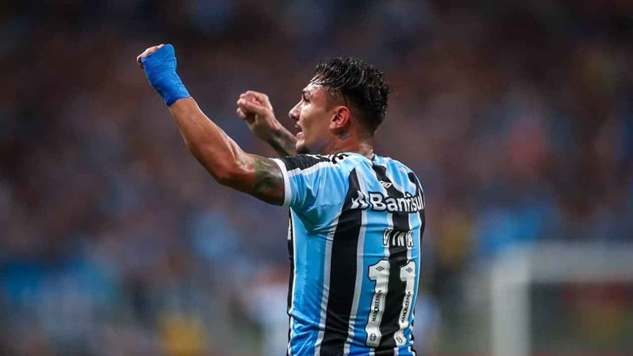 Vina, após o nome do Gauchão no Grêmio: 'Onde eu for quero fazer história'