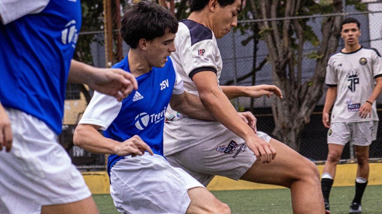 Evento conectando jovens jogadores de futebol brasileiros com universidades dos EUA