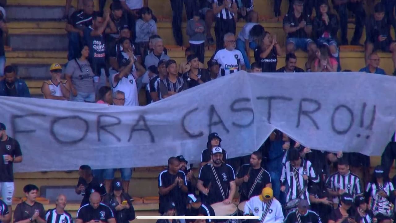 Torcedores do Botafogo protestam contra Luís Castro na final da Copa Rio