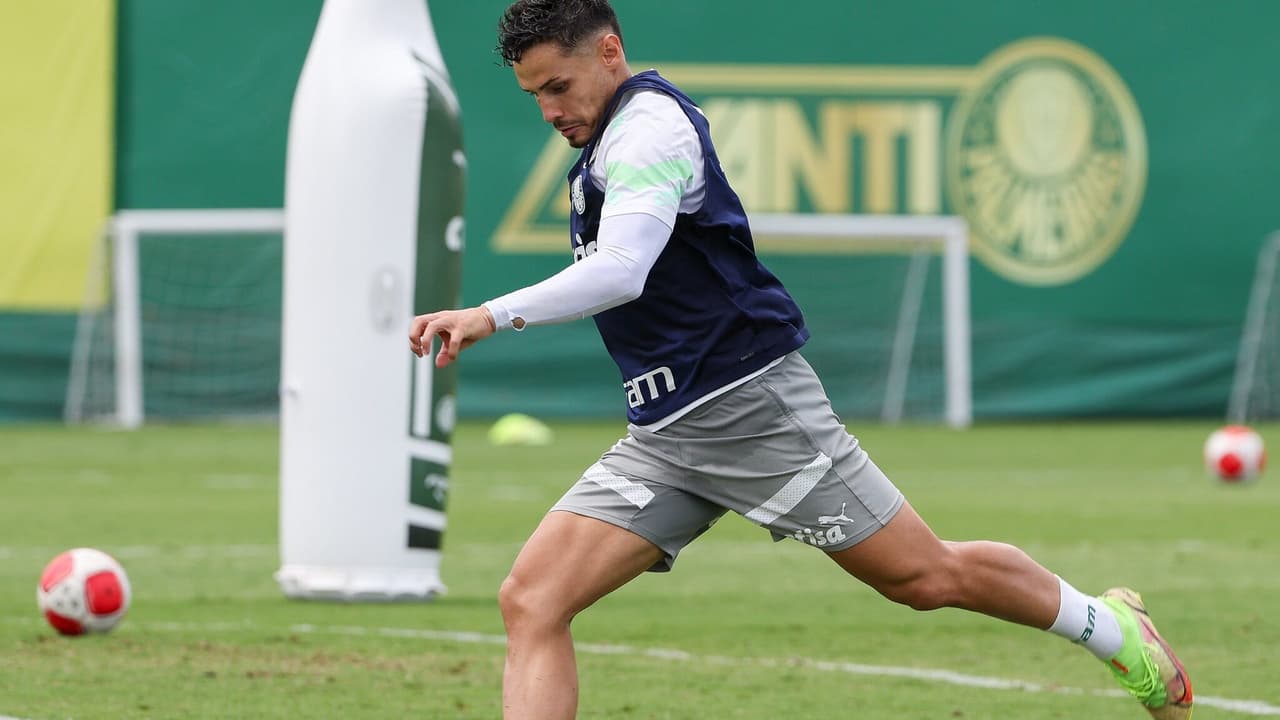 Após o início de temporada goleador, Raphaël Veiga se prepara para retornar ao Palmeiras.