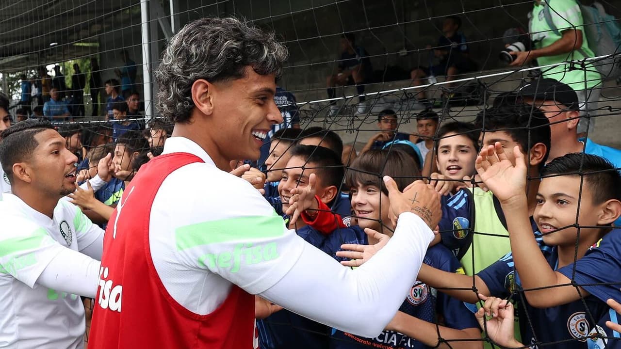 Richard Rios visita a Colômbia pela primeira vez como profissional e pede humildade ao Palmeiras