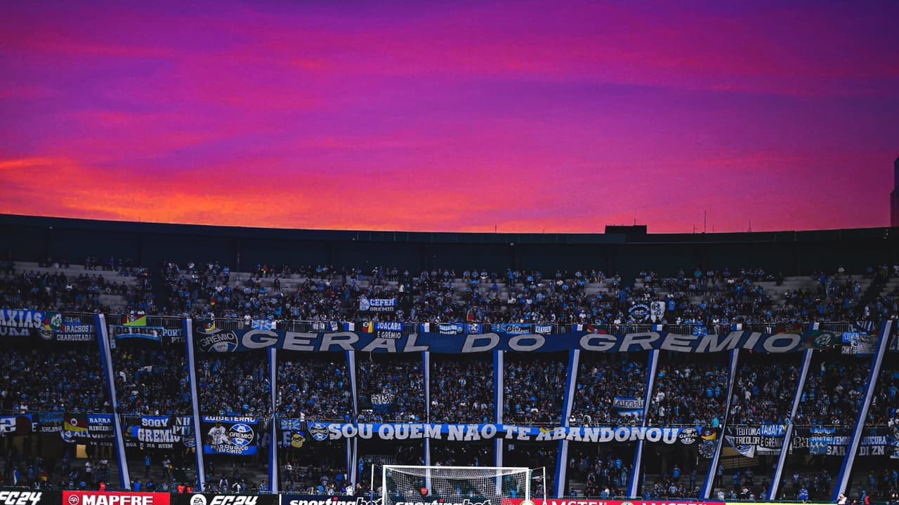 Torcida gremista se apresentou no Couto Pereira.   veja a reação