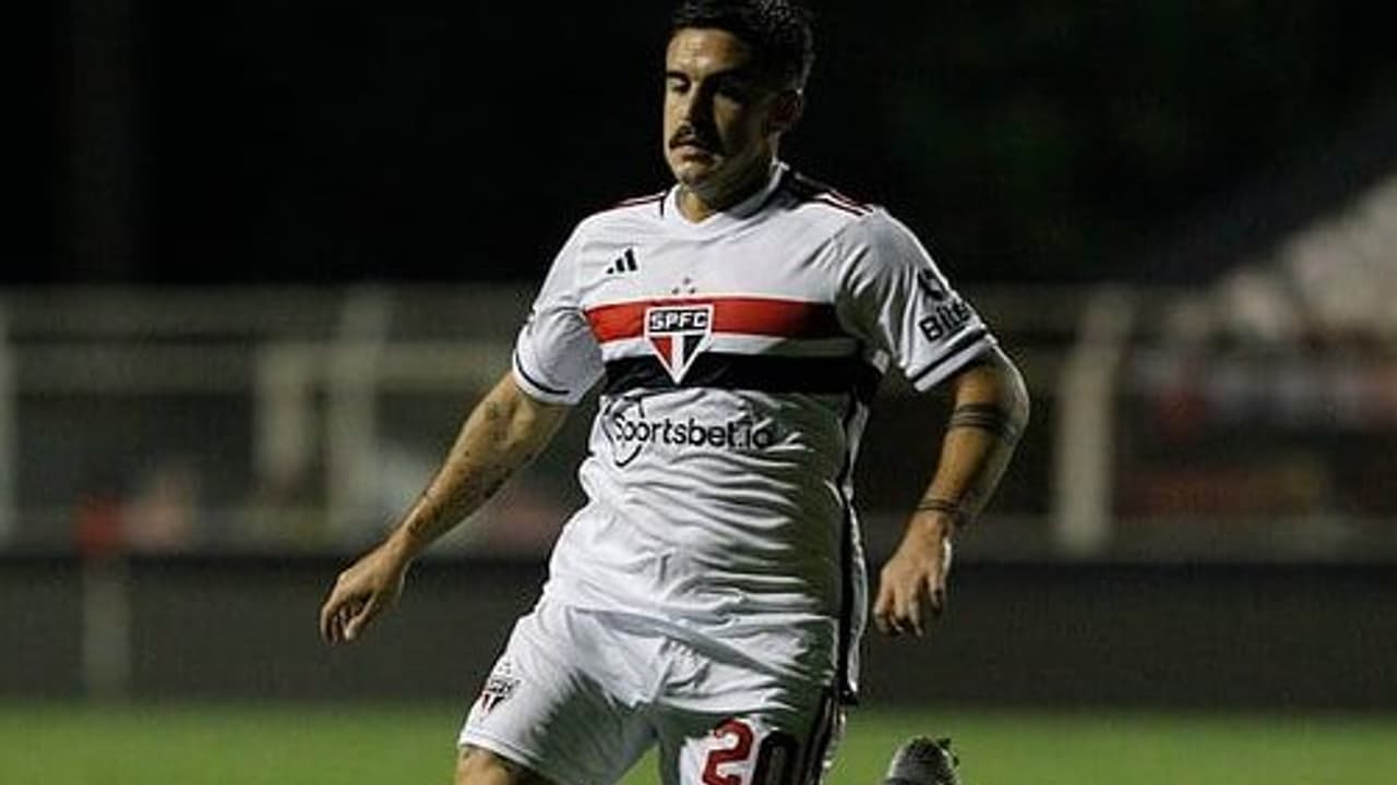 Escalação do São Paulo: reavaliada, Gabriel Neves treina normalmente com o restante do elenco;   Calleri se recuperou da dengue e voltou.