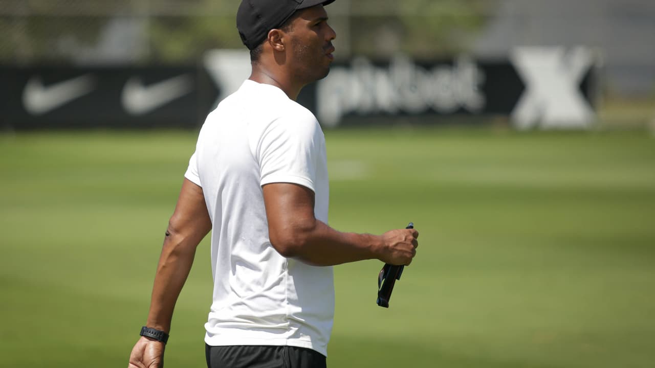 Em meio à incerteza, Lázaro lidera treino do Corinthians, que pode perder no Dérbi