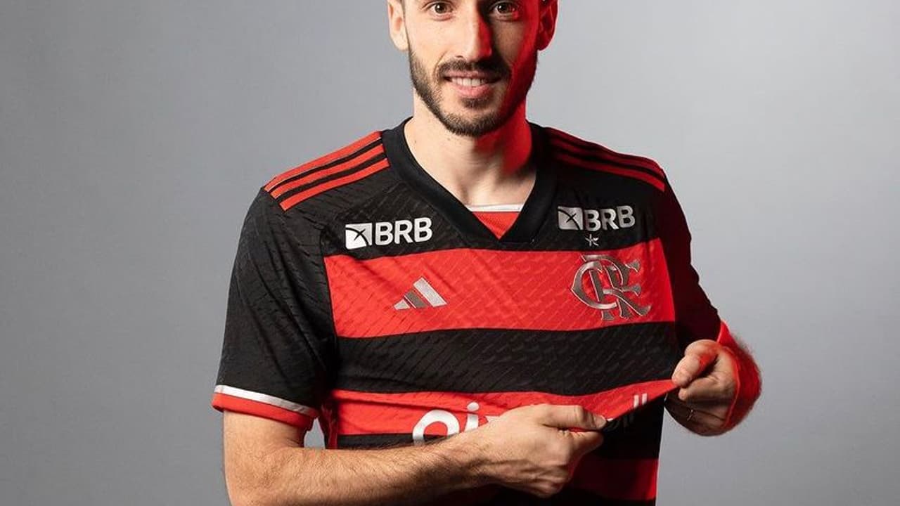 Flamengo lança novo kit em referência ao seu Denir