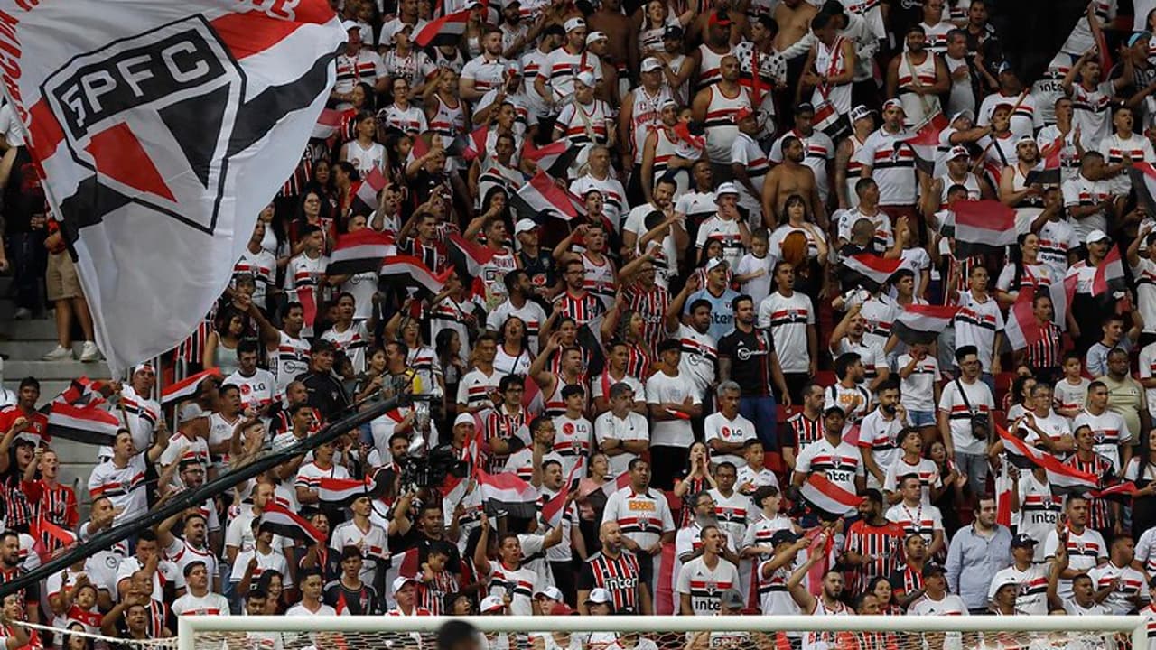 Bandeira de Calleri e provocação: torcedores são-paulinos organizam festa contra o Palmeiras