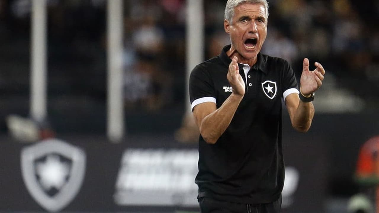 Luís Castro comemora vitória do Botafogo no Sul-Americano e parabeniza os jogadores: 'Ótimo trabalho'