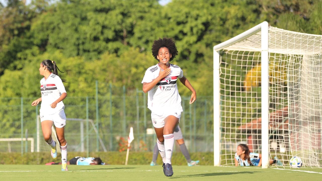 Jogar em campo alagado levou São Paulo a retirar oito sub-20 femininas e multas