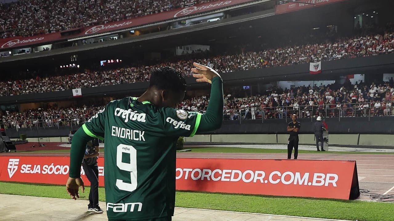 Endrick se prepara para jogar um último clássico com a camisa do Palmeiras.