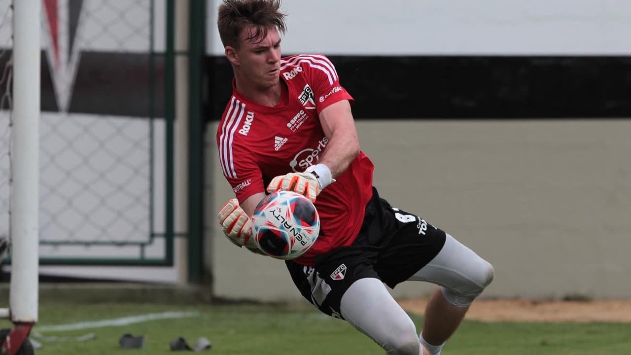 São Paulo acertou renovação com goleiro promissor na base, com liberação de Jandrei e Felipe Alves