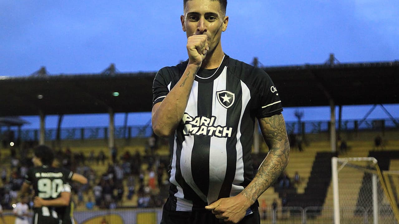 Sampaio comemora gol do Botafogo na final da Copa Rio e relembra dia no hospital