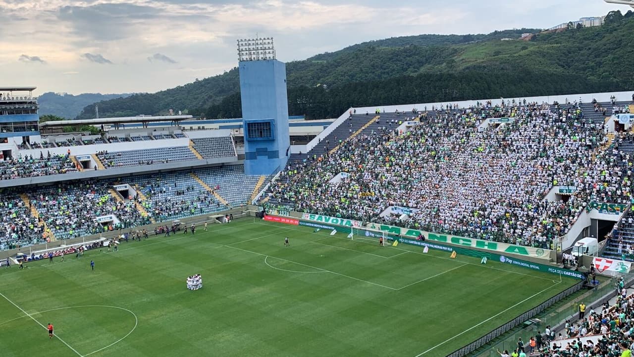 Torcedores do Palmeiras protestam contra Leila Pereira e Barros: ‘Pegue o avião e vá para a casa do p***’