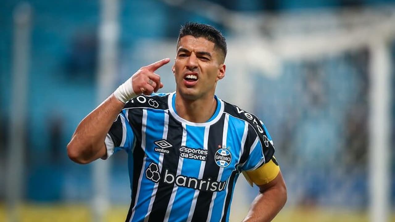 Parabéns, Suárez!   Relembre os melhores momentos do craque pelo Grêmio