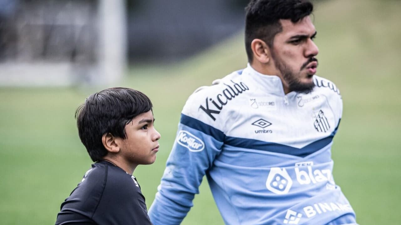 João Paulo, cujo filho está no CT, relata clima mais leve no Santos após a vitória: “Tira a carga”