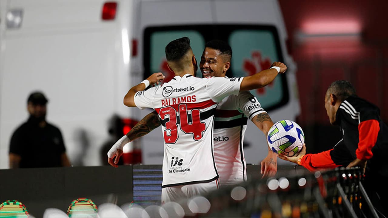 Na volta de Dorival Júnior e noite inspiradora de Rafael, São Paulo vence o América-MG no Campeonato Brasileiro