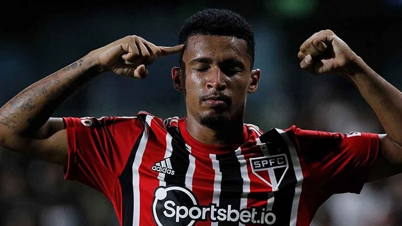 Comodamente e com a aprovação dos jogadores, Marcos Paulo lança um patrocínio pessoal para sua estadia no São Paulo.