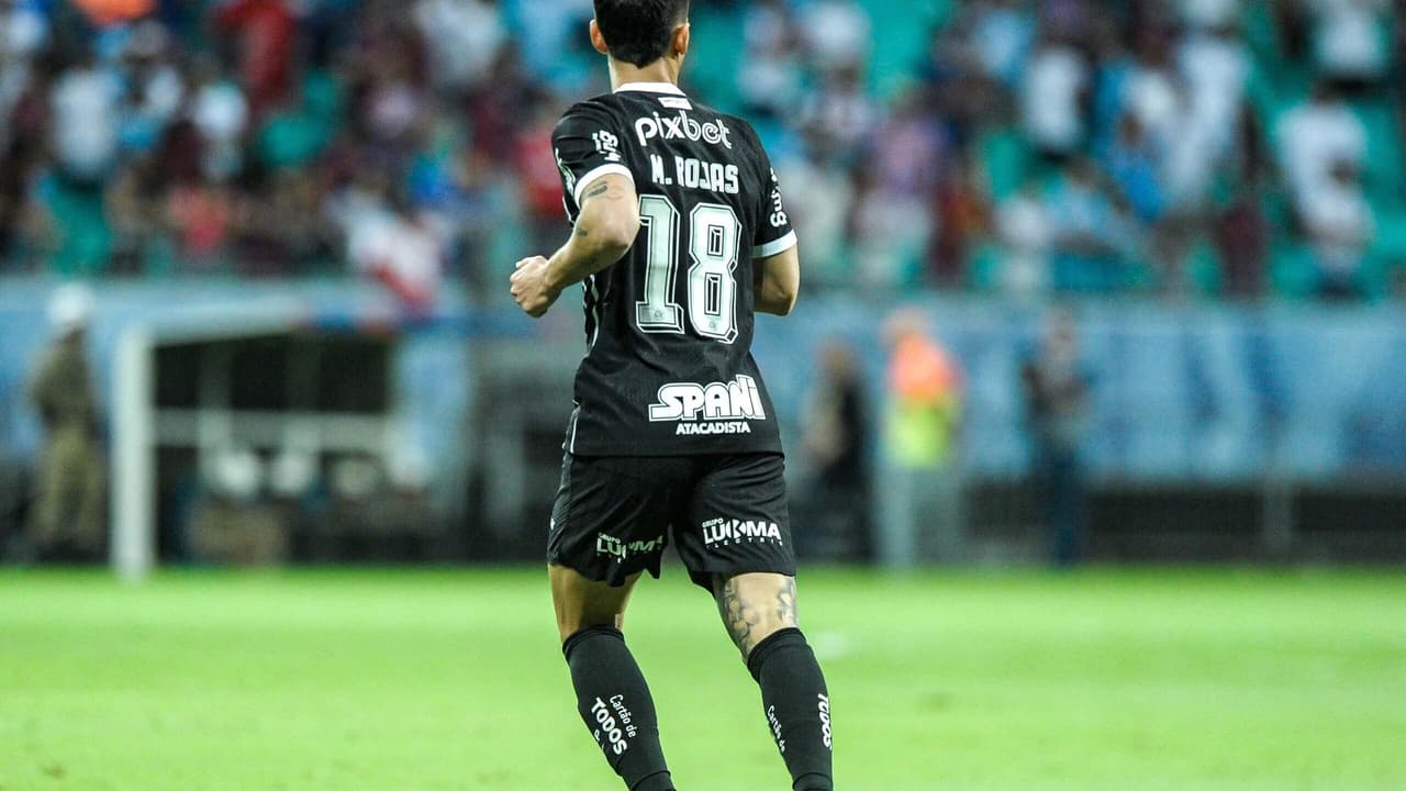 O meia Rojas, do Corinthians, sente dores, mas não está descartado para o clássico contra o São Paulo