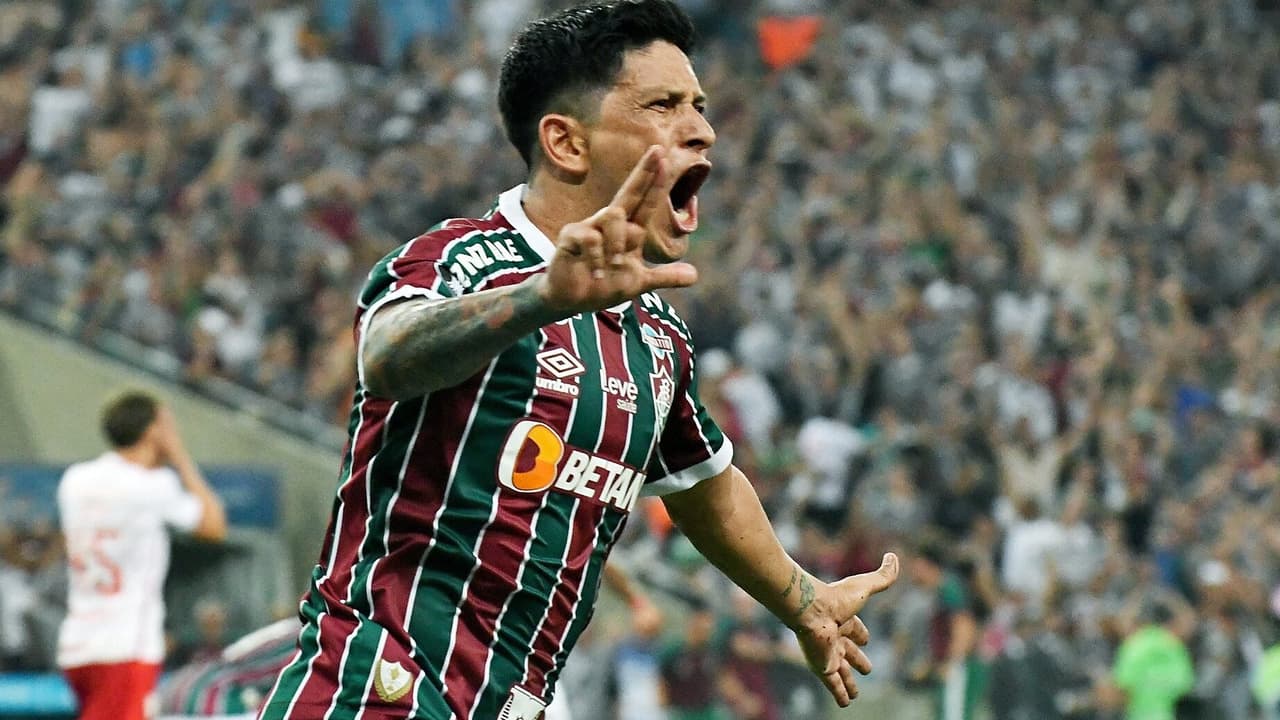 Cano marcando um gol em um jogo e ameaçando o recorde de Fred contra o Fluminense na Libertadores.